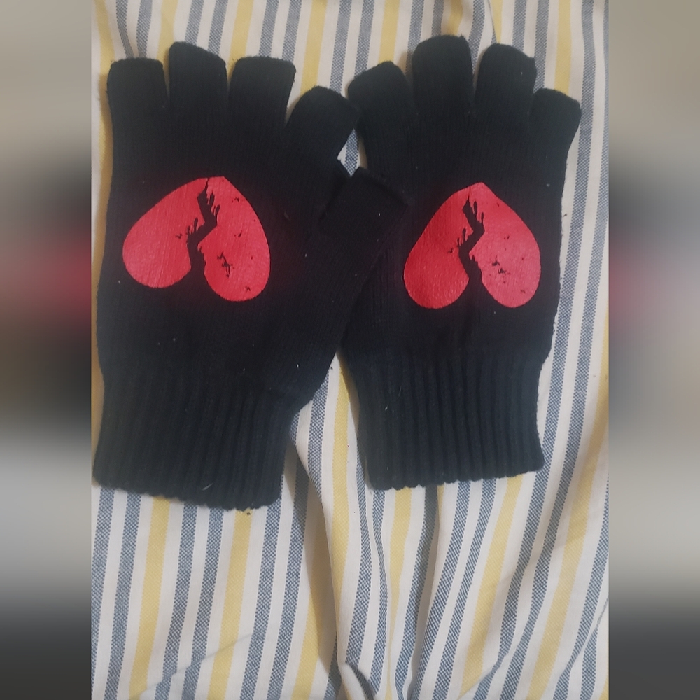 Hot Topic Heartbreak Fingerless Gloves